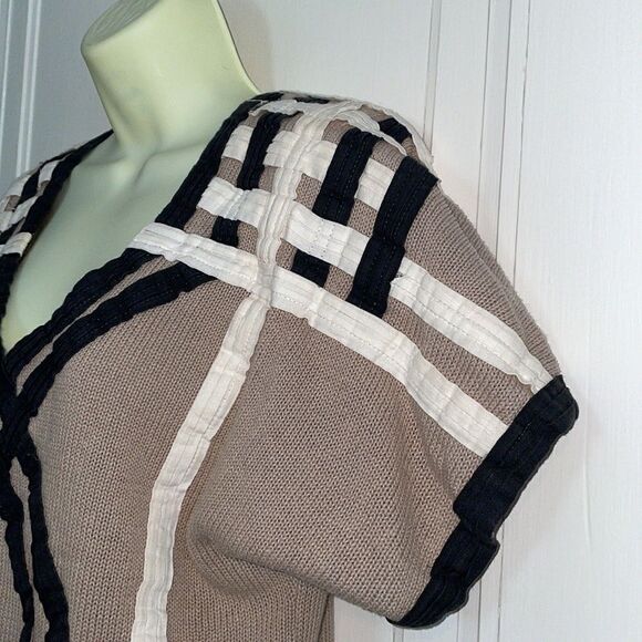 Vtg 80s I.B. Diffusion tan short sleeved V neck sweater with ribbon design - Picture 4 of 8